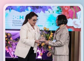 Xiomara Castro entrega premios a ganadoras de concurso de Ciencia y Tecnología