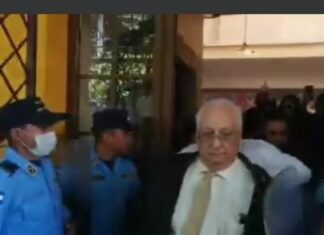 Suspendida la sesion extraordinaria del Consejo Universitario ante protestas de estudiantes que no quieren la reeleccion del rector