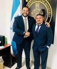 Diputado suplente de Mauricio Rivera asume titularidad legislativa mientras Corte revoca suspensión.