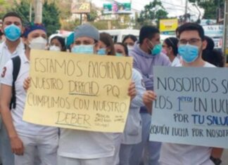 Desplante, Luis Redondo suspende sesión de este día para no atender médicos que exigían su plaza permanente en los bajos del CN.