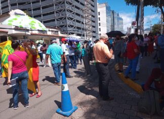 Reclaman al gobierno pago de un bono para 19,000 docentes jubilados