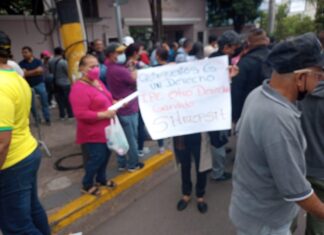 Ex empleados públicos reclaman al gobierno bono millonario por alto costo de la vida