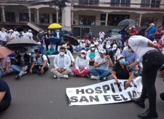 Exigen galenos: «Más medicinas y menos helicópteros»