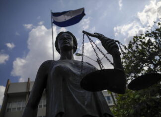 Trasciende que una posible salida al enredo por la Corte seria aumentar el numero de Magistrados.