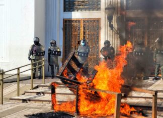 Roberto «El Pollo» Contreras incapaz de detener caos en SPS por protestas de vendedores.