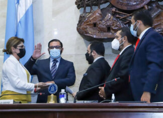 Por ilegales y violadores de la Constitución denuncian ante el MP al procurador y subprocurador