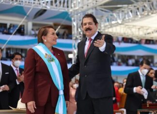 Mientras alistaba maletas para su viaje a España, Presidenta Castro anuncia que delega a su esposo para que evalúe desempeño del gabinete de gobierno.