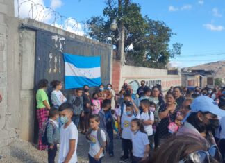 Sigue el fracaso en educación, estudiantes de escuela capitalina protestan en la vía publica exigiendo se les impartan clases.