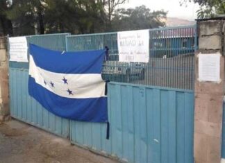 Sigue el caos en educación publica, maestros de media se toman la departamental de Tegucigalpa.