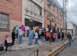 Gobierno insensible, médicos que se jugaron la vida durante pandemia del covid 19 exigen acuerdos laborales.