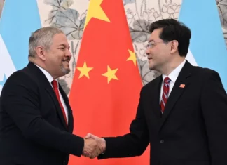 ¿La decisión de establecer relaciones comerciales con China debió pasar por una consulta al pueblo?