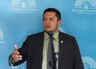 Maestros advierten a Edgardo Casaña que no permitirán reformas a la ley del INPREMA.