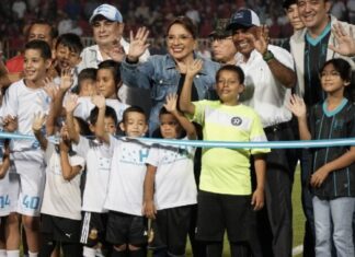 Gobierno inaugura nuevo engramillado del Estadio Nacional «Chelato Uclés»