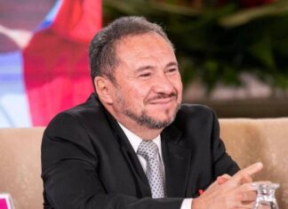 Flores Lanza asegura que todos sus hijos son profesionales de alto nivel, con Maestrias, Doctorados y hablan tres idiomas.