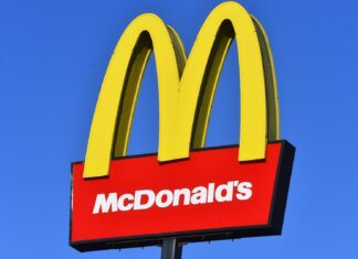 Multan a McDonald´s por emplear a más de trecientos menores de edad y dos niños de diez años.