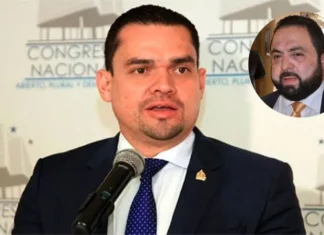 Tomas Zambrano le sugiere a Luis Redondo que busque los consensos para evitar que el Congreso siga estancado.