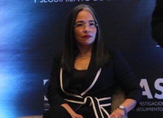 Gobierno sin argumentos para contrarrestar el impacto que ha generado el exilio de Gabriela Castellanos.