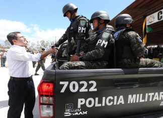 Presidenta Xiomara Castro acude de emergencia a la Policia Militar creada por JOH para retomar control en Centros Penales.