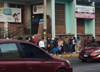 Por orden de las nuevas autoridades de Seguridad, queda prohibido tomarse los Centros de Salud.