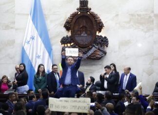 Redondo convoca de «Emergencia» a jefes de bancada para definir mecanismo de votación ante destrucción de sistema de audio.