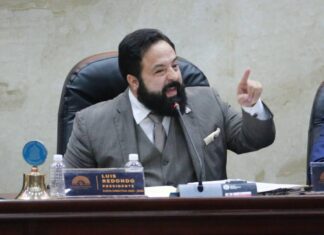 Impunemente le permiten a Luis Redondo mantener cerrado el Congreso