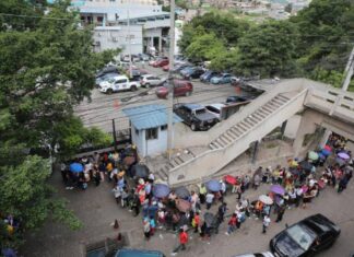 Gobierno indolente mantiene por varias horas a derechohabientes del IHSS sufriendo por una cita