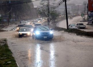 Capitalinos sufren golpe directo por lluvias que mantienen inundados los bulevares y lleno de hoyos la ciudad
