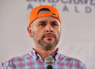 David Chavez dice que esta fuera del país y afirma que Mel Zelaya lo quiere exhibir