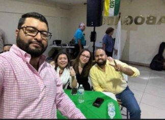 Juez de Jurisdicción Nacional Marco Vallecillo responsable de librar ordenes de captura contra nacionalistas se toma selfie con lideres de Libre