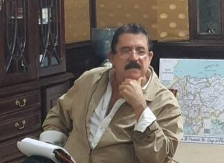 Mel arrodilla a la oposición y los obliga a pedir cacao