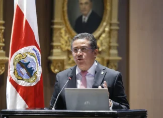 Diputados ticos acusan al Presidente Chavez de pretender favorecer a un allegado con fondos del BCIE.