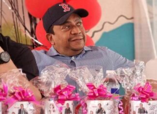 Diputados de Libre celebran el día de la Madre en SPS obsequiando tazas con sus fotografías