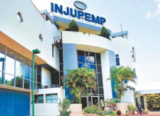 Jubilados del INJUPEMP protestan por miserable incremento en las pensiones