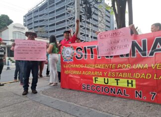 Empleados del INA protestan frente a Casa de Gobierno exigiendo pago de jubilaciones y prestaciones