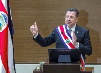 Los audios del Gobierno, un consultor y un contrato a medida: el caso que salpica al Banco Centroamericano en Costa Rica