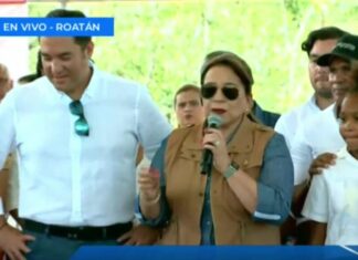 Indignación entre los ciudadanos de Roatan ante la preferencia de la Presidenta Castro de inaugurar una cancha y desinteresarse de la emergencia en la zona