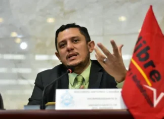 Casaña desafía a 40 mil maestros que están en contra de la nueva ley de INPREMA