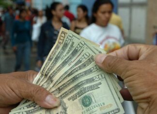 Hondureños en los EEUU le piden al CN que legislen para que las remesas sean entregadas en dólares