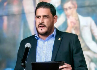 Renuncia ministro de defensa tras admitir su padre Carlos Zelaya que se reunió con narcotraficantes