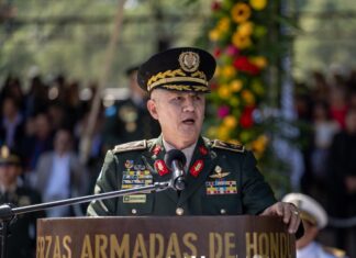 Jefe del Estado Mayor Conjunto de las FFAA Roosevelt Hernández a la oposición política: «Macho que respinga chimadura tiene»