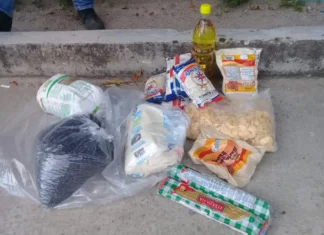 Hondureños denuncian que el gobierno les entrega una «pequeña» bolsa de comida