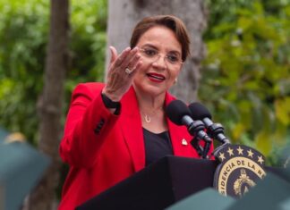 Después de eliminar la extradición y amenazar con expulsar las tropas de EEUU de Palmerola, Xiomara Castro le pide «cacao» a Trump