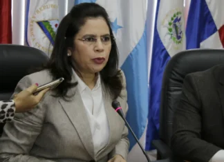 Ministros se pasan por el «Arco del Triunfo» la orden de la Presidenta de renunciar para participar en política