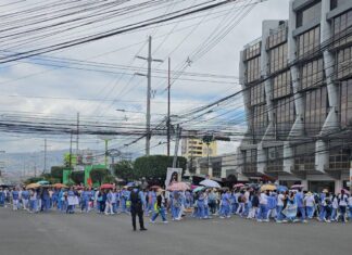 Enfermeras continuan en las calles porque el gobierno les adeuda dos meses de salario