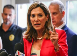 María Elvira Salazar pide sancionar a los funcionarios corruptos del Partido Libre en Honduras