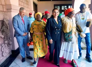 Después de permanecer en el abandono durante todo el gobierno organizaciones garífunas son recibidas por Xiomara y Rixi