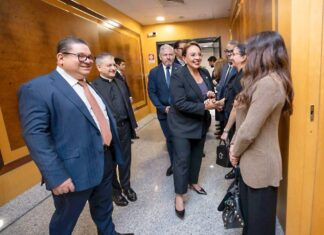 Xiomara Castro viaja al Vaticano dejando un país en llamas por diferentes crisis