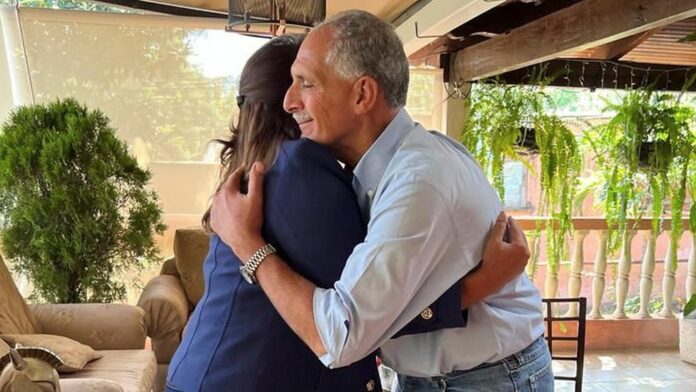 PAPI ALA ORDEN ABRAZA A XIOMARA