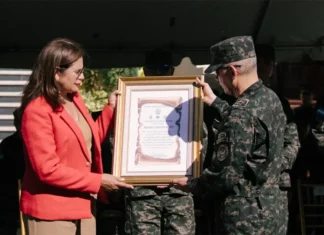 Roosevelt Hernández condecoro a Rixi Moncada bajo el argumento de su compromiso y lealtad con la patria