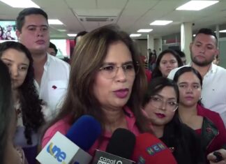 Rixi Ramona le sugiere a la banca que le suba tres salarios mínimos a sus empleados